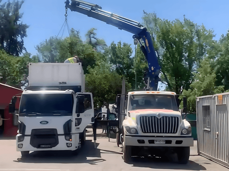 Transporte especializado de Frigoríficos con camiones pluma para evento